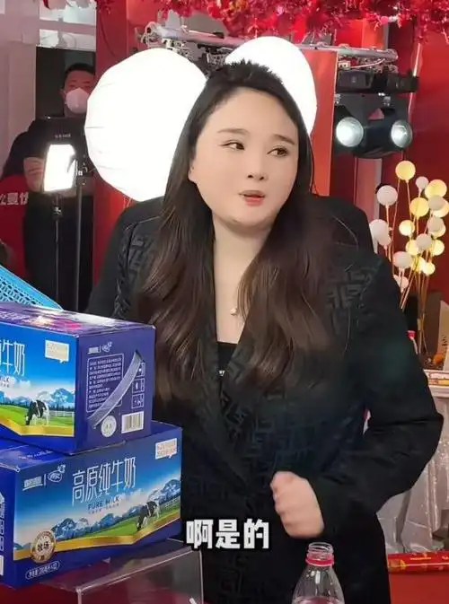 网红沈曼新公司开业,身材圆润双下巴明显,近照撞脸刘大美人