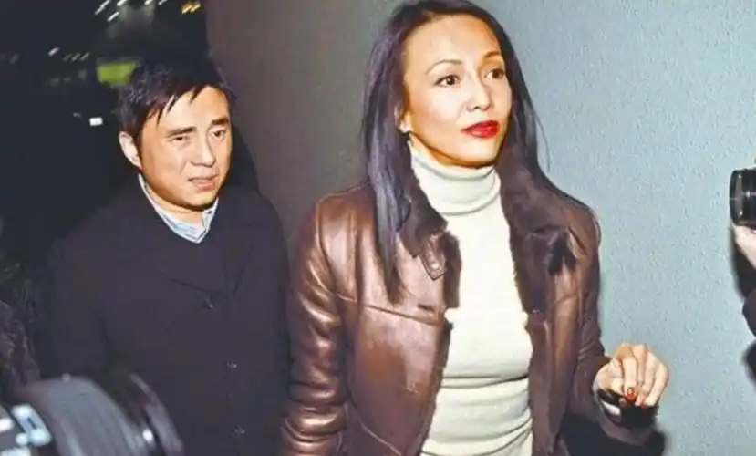 和郑裕玲分手16年后,60岁吕方商演为4岁女儿赚奶粉钱,被指断崖式衰老