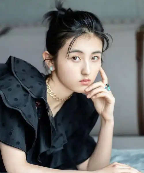 "国民闺女"张子枫:被冯小刚夸赞,与徐峥搭戏,内心强大有演技