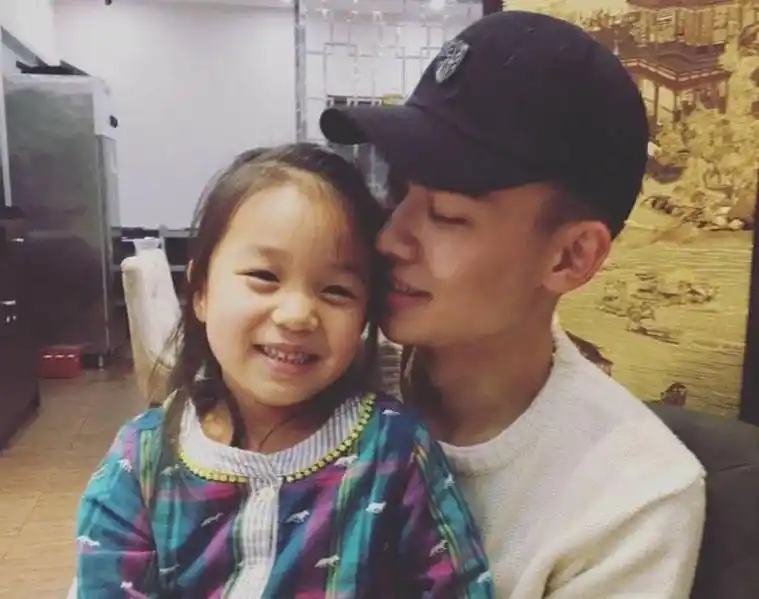 看刘奕君这么严肃的形象,有个这么活泼可爱的女儿,就像小棉袄一样.