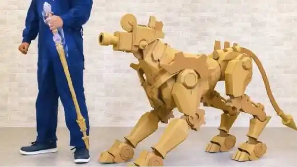 牛人小伙用硬纸板手工制作的角色,看着真不错