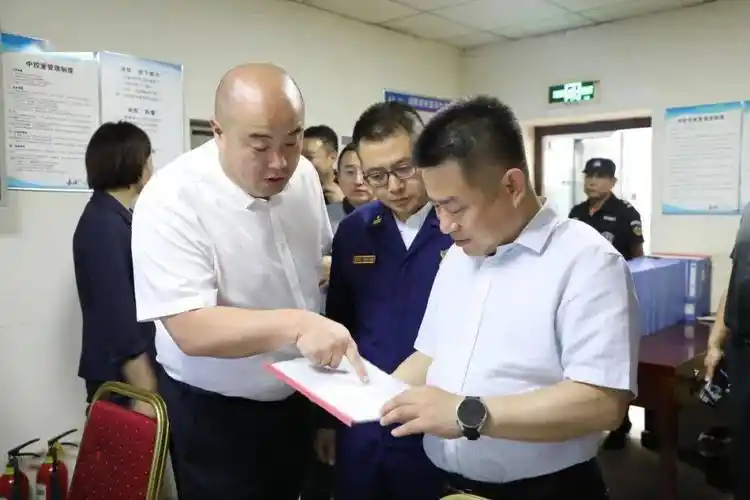 杨磊一行先后来到长城假日酒店,磬锤峰索道,承德市第六中学,为民液化