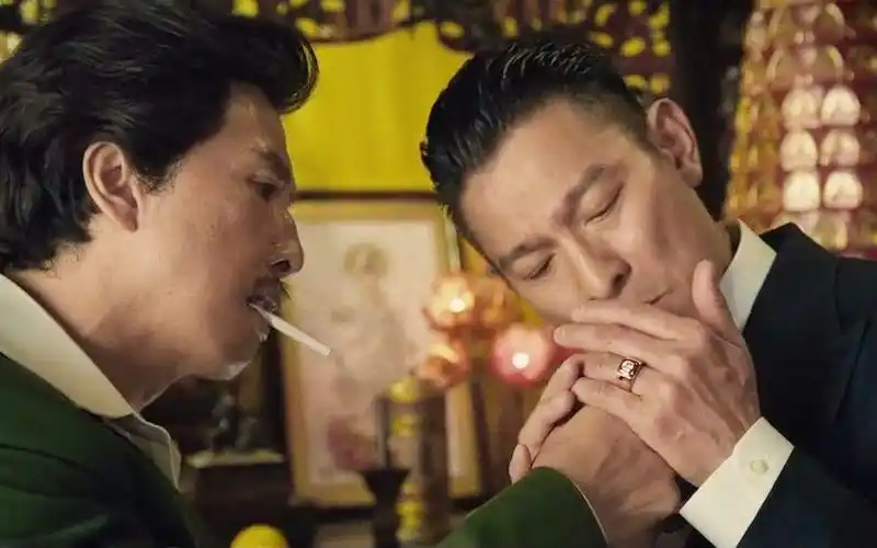 《追龙》花絮照中有一张是徐冬冬和甄子丹,刘德华还有导演坐在一起的