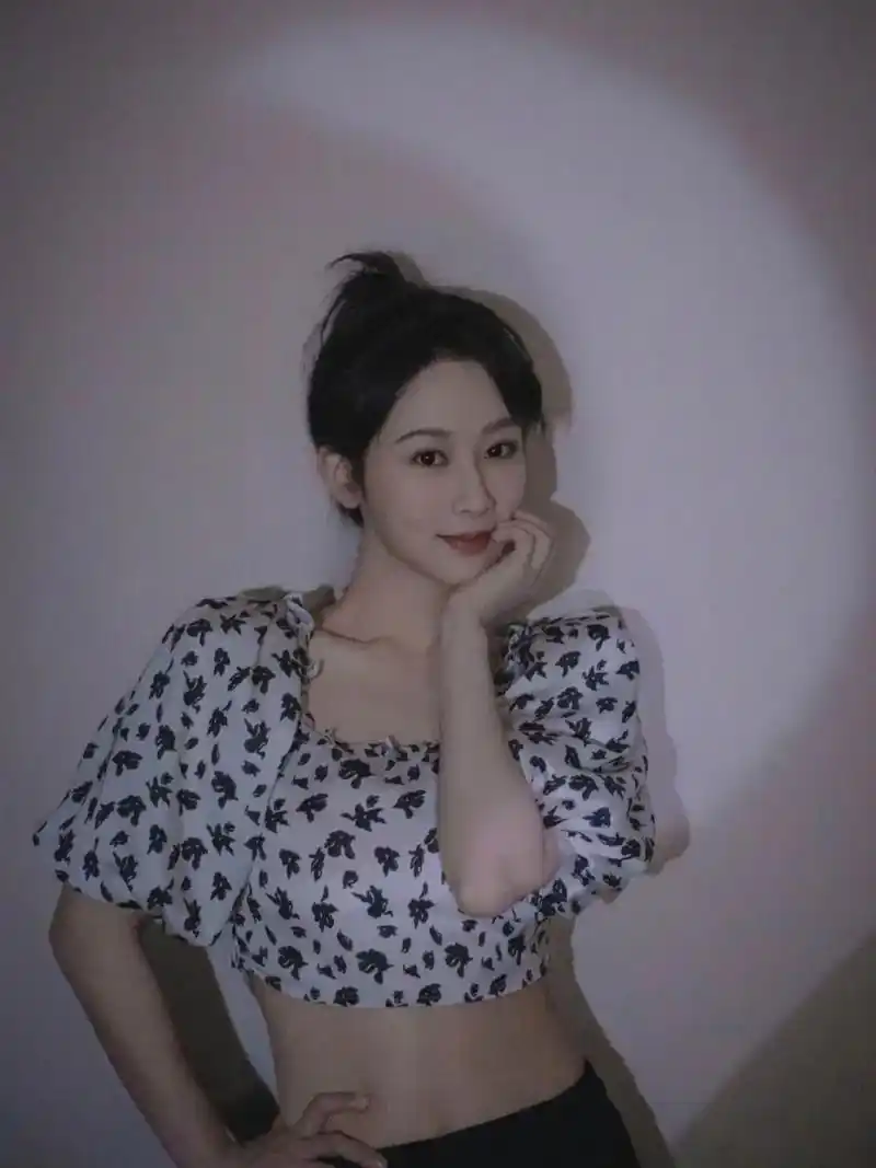 杨紫真的越来越美了,漏腰营业照尽显身材,这小蛮腰太细了吧!