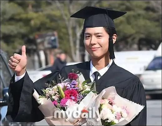 组图:朴宝剑大学毕业 身穿学士服帅气迷人