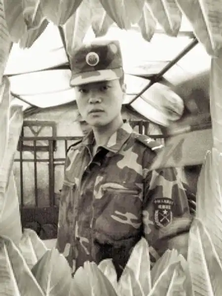 男,中国国籍,出生于1988年,第13集团军一营炮兵连三排代理排长,中士