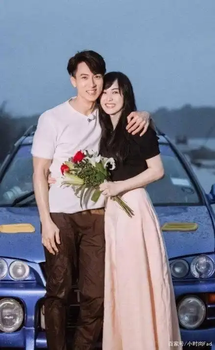 吴尊夫妇学士服大公开,青涩甜蜜,40岁林丽莹换了发型居然这么美