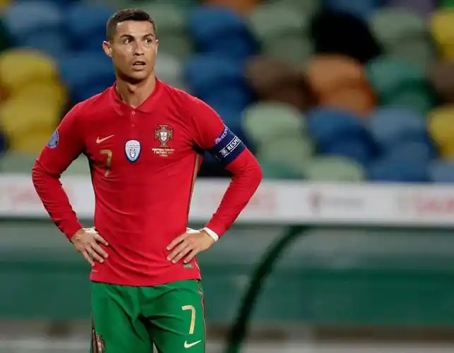 c罗晒帅气自拍照(c罗晒出两张自拍照,风格截然不同!