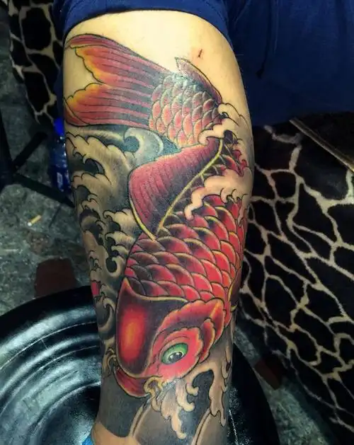 传统小腿鲤鱼纹身图片