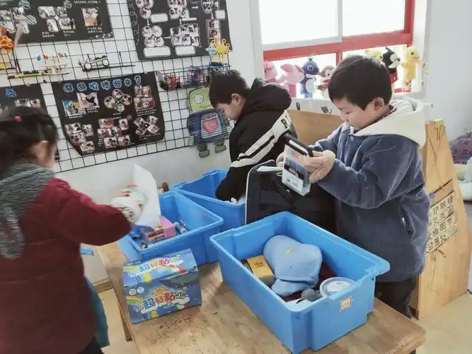 把书,成长手册,记录本等自己的物品整理好装进书包