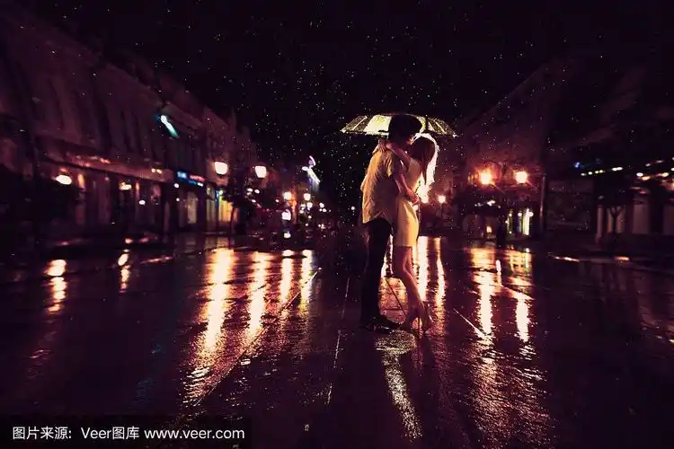雨中的爱情伞下接吻情侣的剪影
