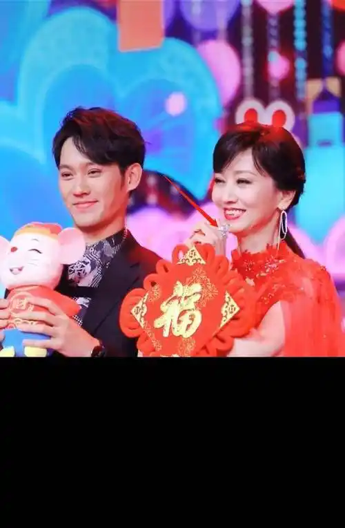 赵雅芝携小儿子拜年,穿一身红色薄纱吊带裙,秀出手上鸽子蛋钻戒