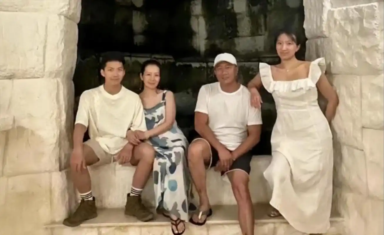 胡军一家四口的合影,女儿像爸爸,儿子像妈妈.