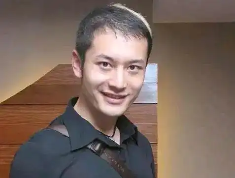 中年男星秃头灾情惨重头顶稀疏能反光后脑勺都没几根毛