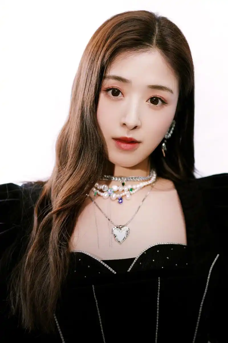 张含韵一身黑天鹅装,太美了!