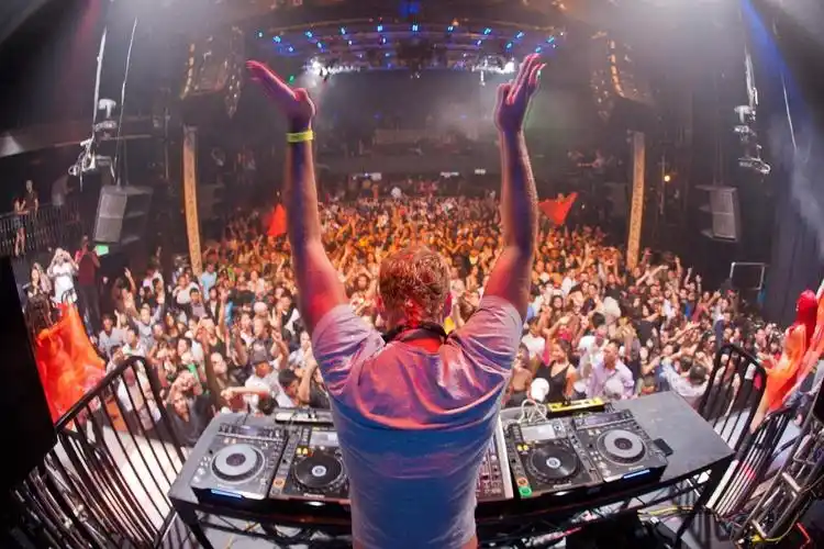 三,置身电子乐海,dj set与现场live完美融合,前一秒置身于暴风骤雨般