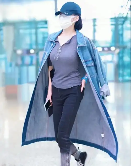 "彩虹色"的8分牛仔裤搭配紧身短袖,许晴大秀迷人身姿!