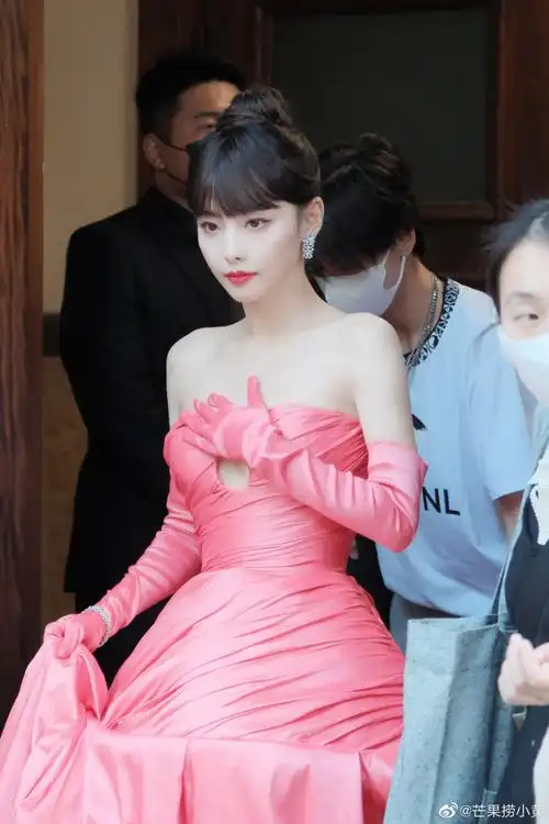 张嘉倪小狐狸#粉色礼服裙真的太适合姐姐了吧,有一种不一样的美,肚乙