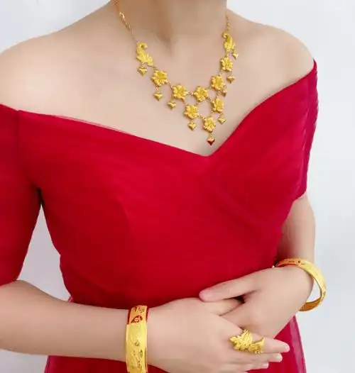 心形等,也有佩戴的项圈造型,佩戴金饰,中式古典裙褂加身的中国新娘子