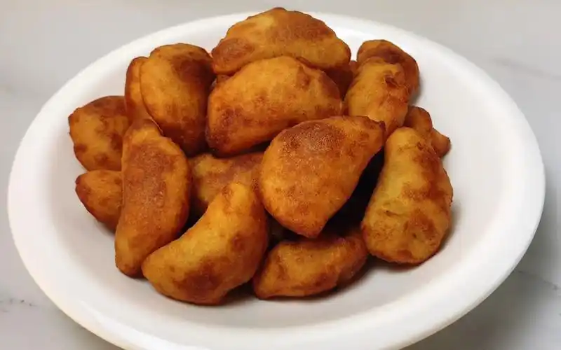 河北农村特色小吃炸糯米糖糕,外酥里糯,香甜可口,保证个个空心