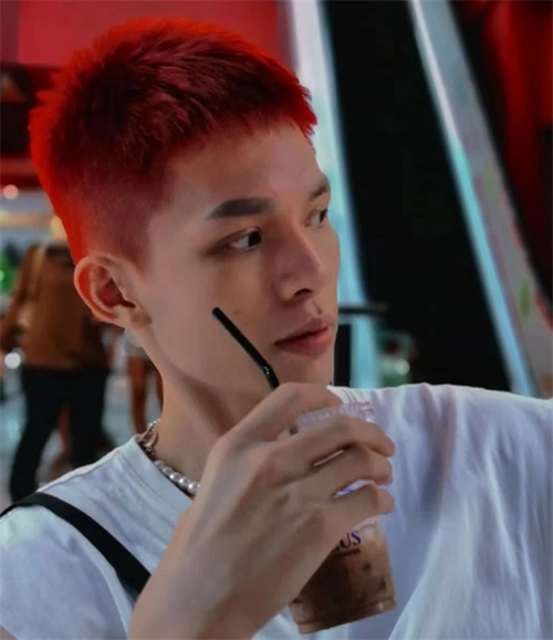 红色寸头,可能是很多男生没有尝试过的发型发色,偶尔尝试一次也不赖啊