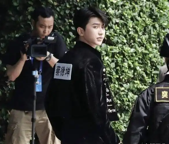 《跑男9》刚开拍,蔡徐坤就被拍到壁咚,但对象让粉丝们很心安_沙溢啦