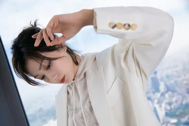 万茜相关图片 万茜全新时尚杂志封面写真高清图片(4张) 推荐壁纸 本站