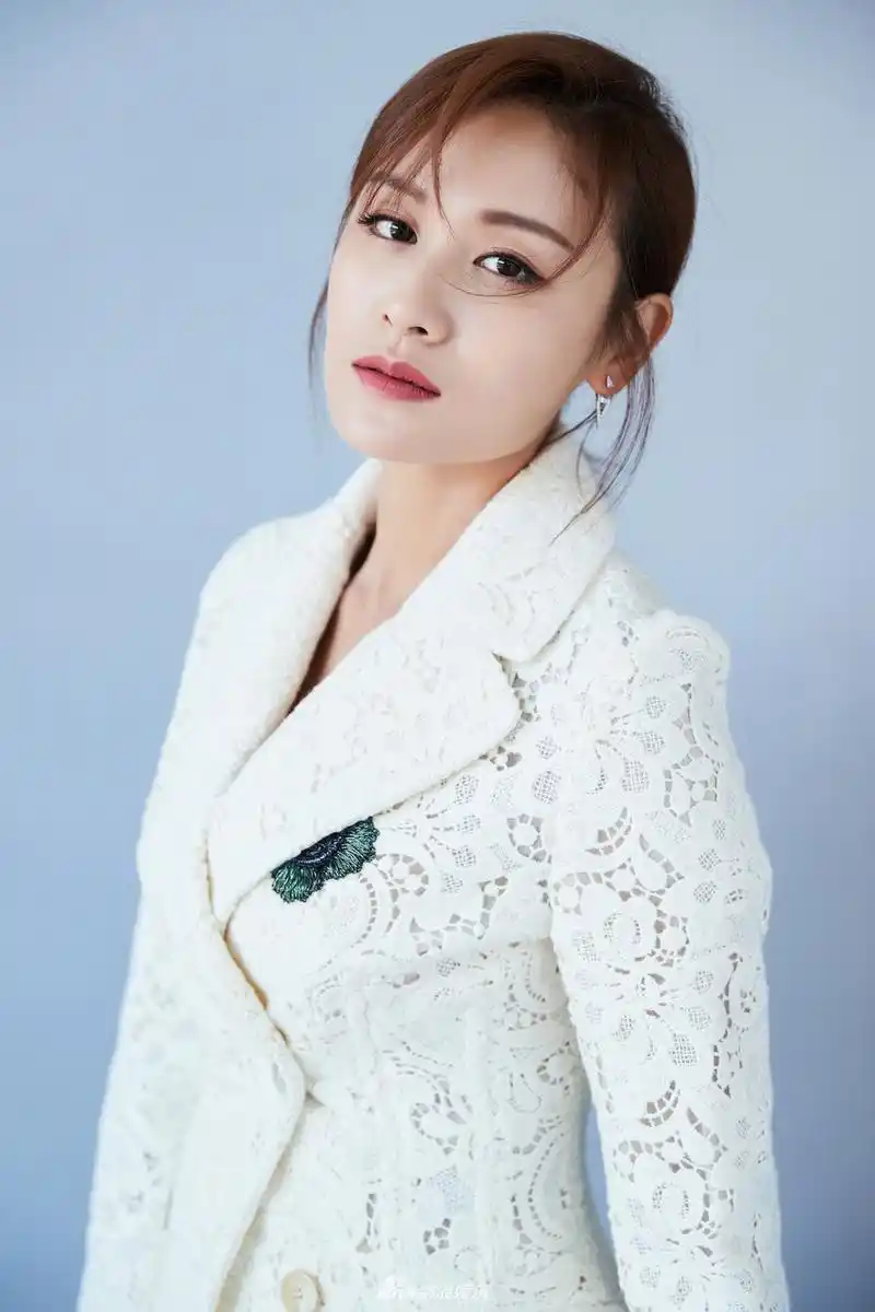 叶一茜白色西装撩妹气场强