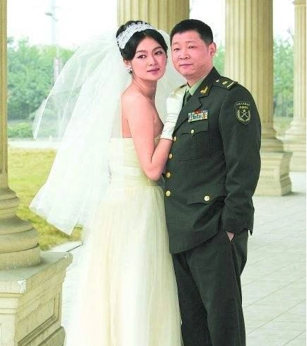 原创还记得三德子赵亮吗现娶小15岁娇妻靠养鸡成亿万富豪