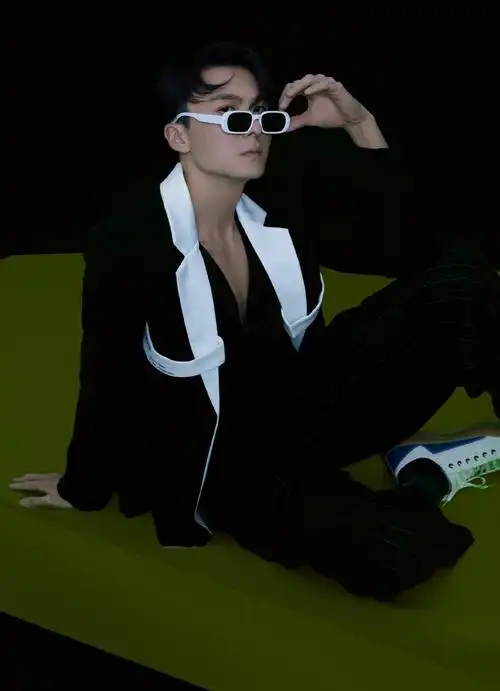 王浩信黑白拼色西装帅气写真