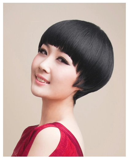 乌黑的蘑菇头发型让人看起来非常具有气质感,整齐的裁剪方式让女生