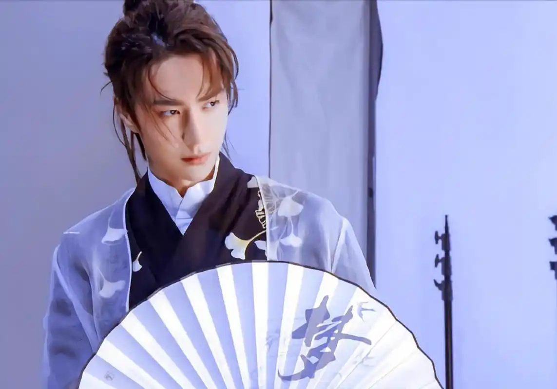 短发王一博出演帅气警官陈sir,犹记得一眼万年的少侠王公子!