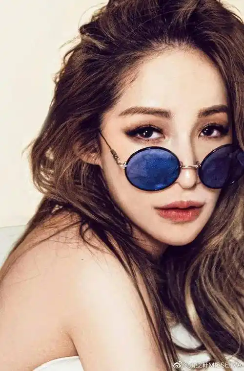 萧亚轩疑似精神状态不佳,凌晨晒照自我安慰,还未走出分手阴影_男友