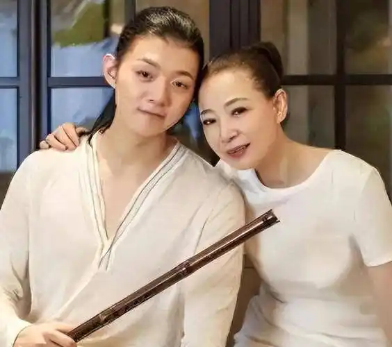 伤敌一千,自损八百,陈露用9年青春,"毁了"霍尊一生_感情_离开_朋友