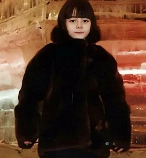 迪丽热巴小学照曝光,简直就是"衣架子",杨幂的眼光简直了