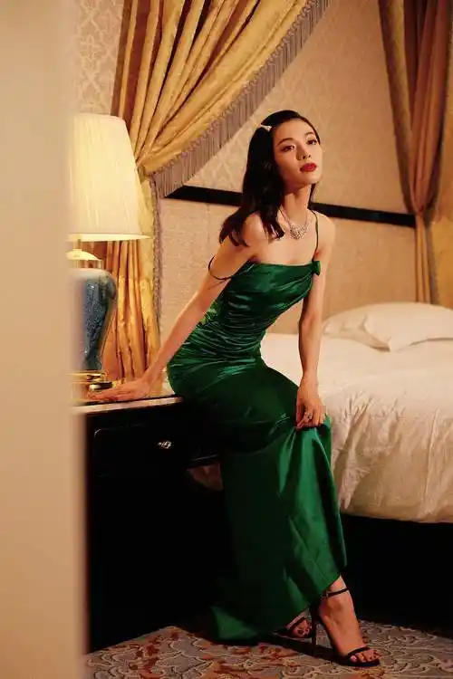 钟楚曦elle绿色吊带长裙