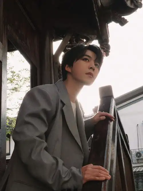 衣食是本,自有人类,就是每日在忙这个.可囿在其中,终于还不太像人