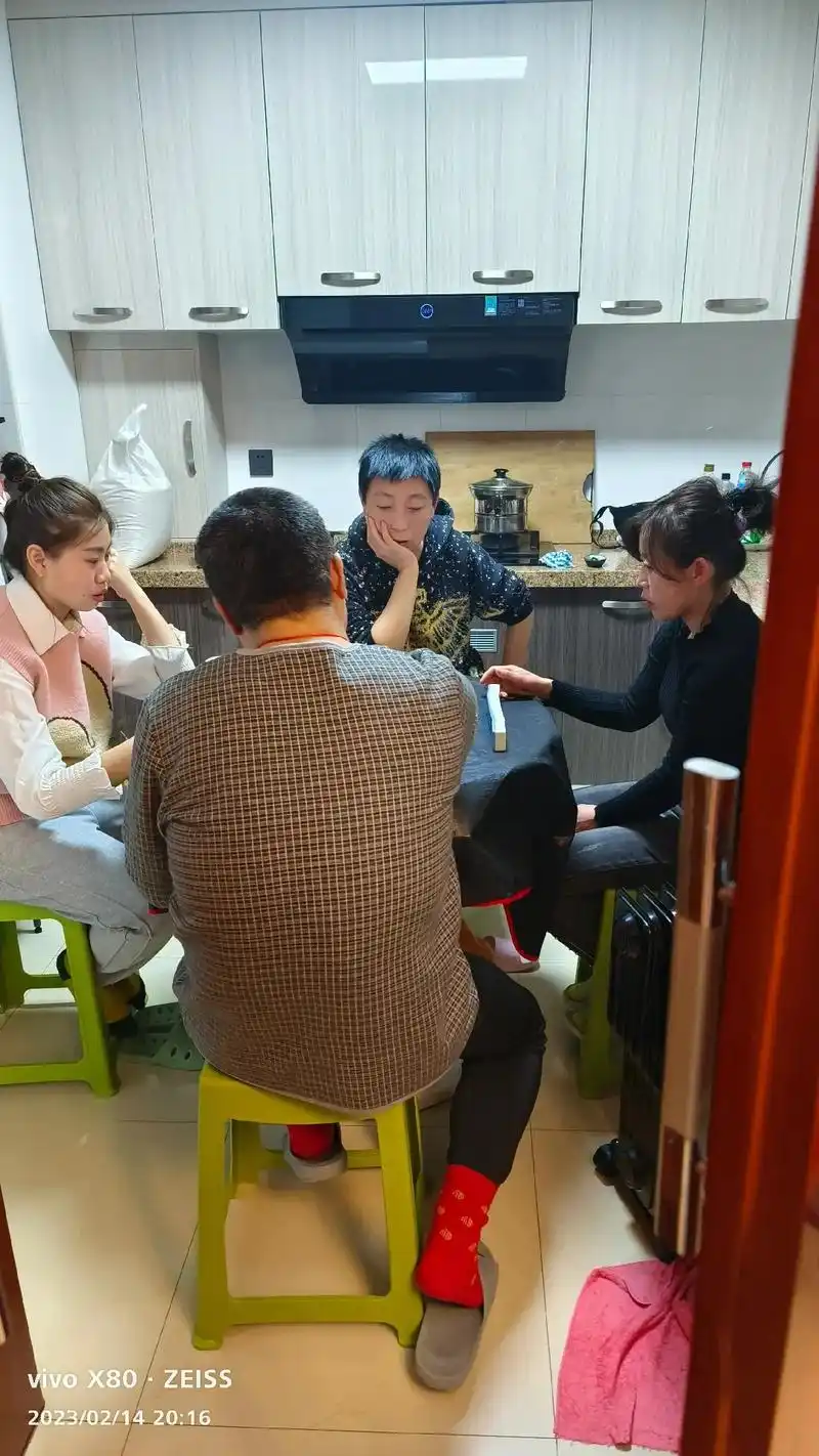 这仨娘们不在家陪老爷们在家过节,跑我家来陪我家我爷们过节,婶 - 抖