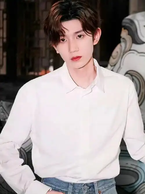 王源超话#王源纯白套装#全世界最适合穿白衬衫的人出现了@tfboys-王源