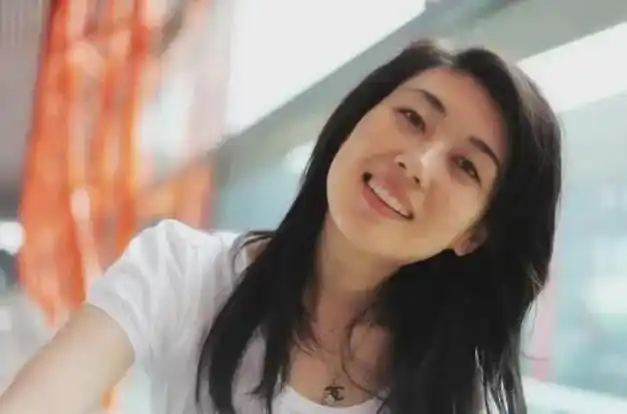 央视美女主持人李红14岁辍学18岁差点嫁人今46岁风采依旧