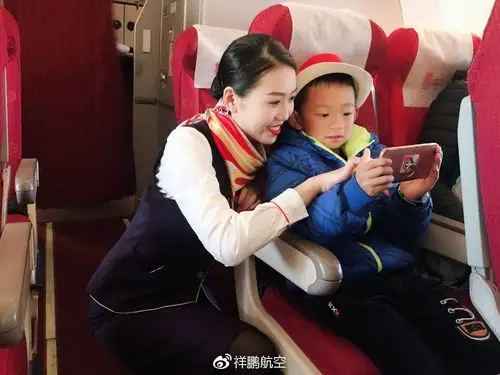 看!这是今天第一批在飞机上玩手机的乘客,简直欢乐到飞起