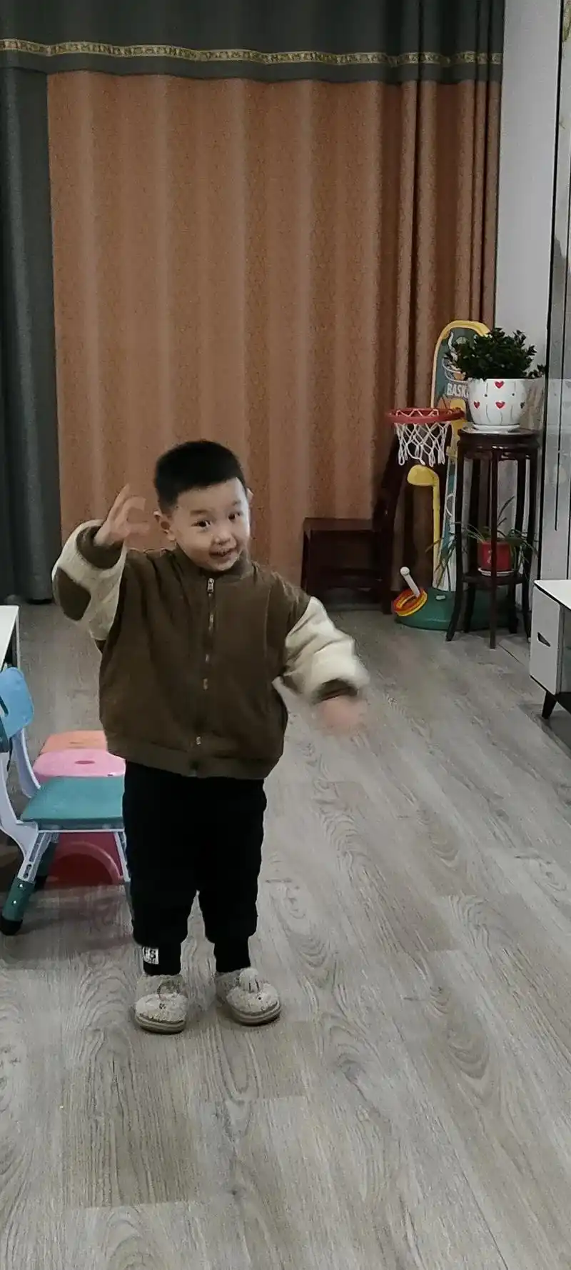 我活泼可爱的小孙子一天天长大了,聪明伶俐上午也开始在老爷爷我 - 抖