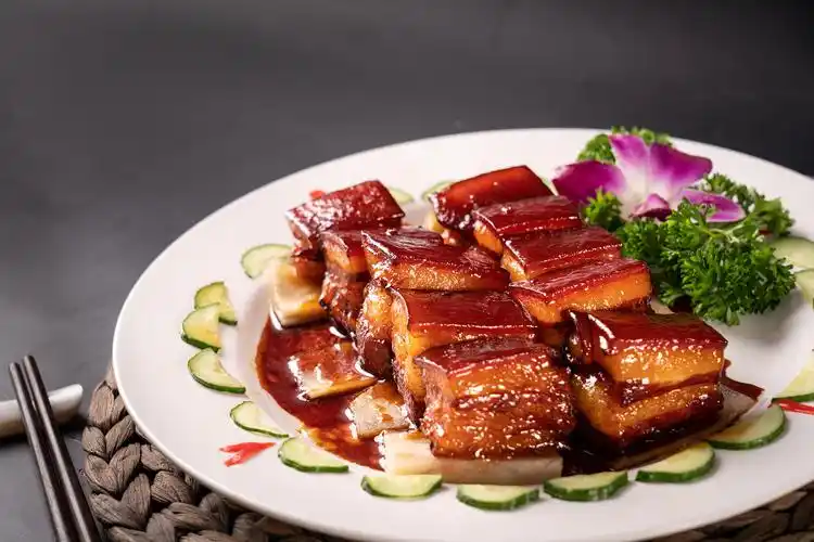 品尝中国传统菜品,不仅可以享受美食的滋味,还能领略到中国文化的博大