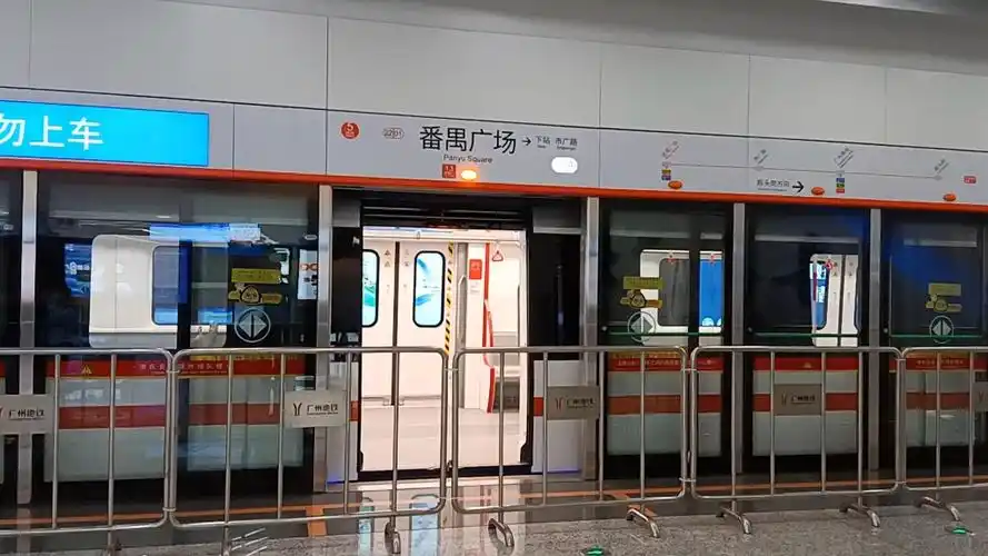 广州地铁22号线进番禺广场站进行屏蔽门开关测试