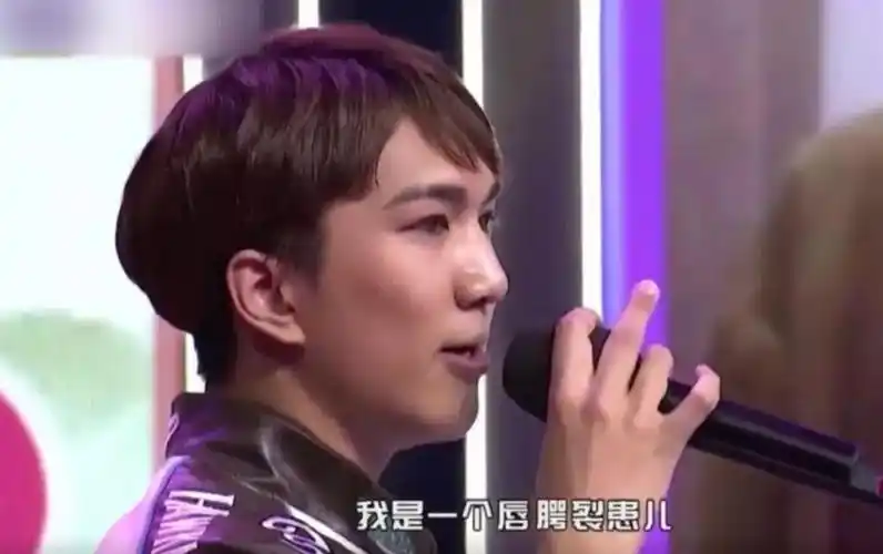 他叫韩佩泉,2002 年出生就被查出患有 先天性唇腭裂.