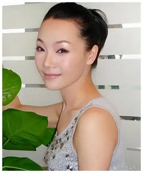 "军中绿花"吕薇:15次登上春晚,却因男友患癌耽搁事业