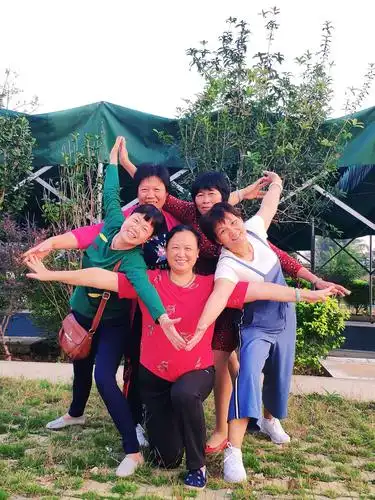 五大美女摆出的五角星形图案,你别说,还有点形似,哈哈!