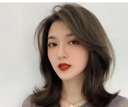 女生发尾外翻的个性发型 时尚又很减龄