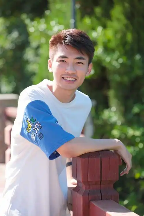 《青春须早为》上海开机 张瀚文热血奔赴青春梦|演员|凤凰男_网易娱乐