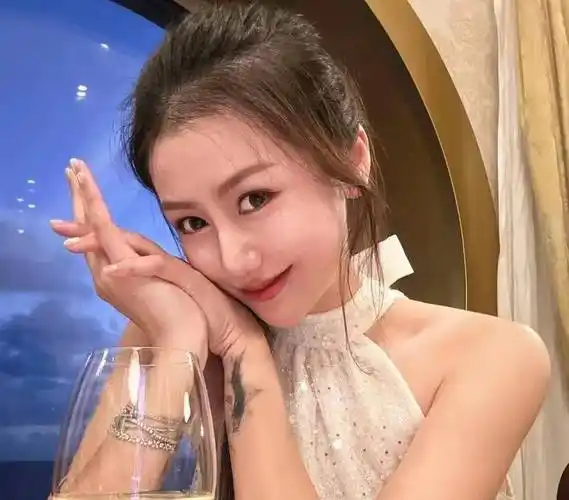 孙悦前妻移民美国,晒近照纹身显眼,曼妙身材吸引眼球_陈露_1_cba